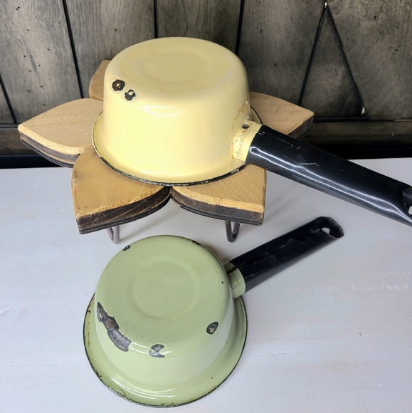 2 Vintage 5" Enamel pans with black handle yellow and green - Picture 2 of 7